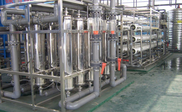       化工行業(yè)中的高純水主要應(yīng)用于電池行溶劑用純水、化學(xué)分析、化工材料、產(chǎn)品清洗、物質(zhì)的分離、濃縮、提純，廢物回收等場合的用水，對于水質(zhì)要求相對來說不是太高，純水電導(dǎo)率從0.1uS/cm-20uS/cm就基本上能滿足要求。我們公司可根據(jù)客戶對水質(zhì)的具體要求，采用反滲透，離子交換，EDI等超純水生產(chǎn)工藝的不同組合，生產(chǎn)出即經(jīng)濟實用，又